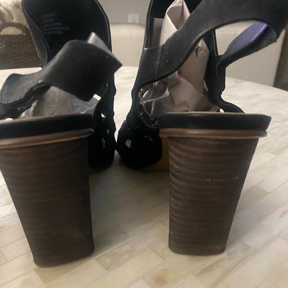 Vince camuto suede sandals. - Picture 5 of 5